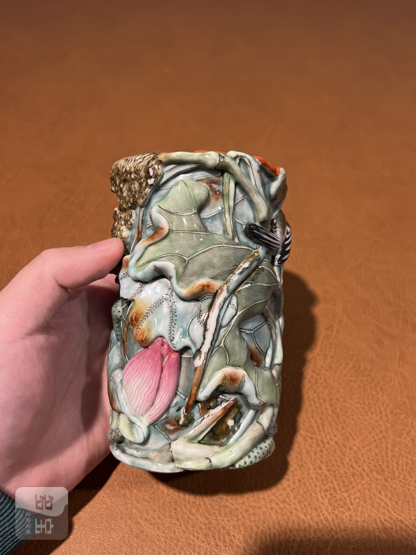 清中期 粉彩浮雕荷塘翠鸟笔筒 - 图4